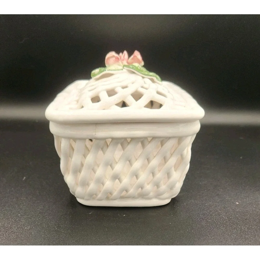 VIntage Savoir Vivre porcelain open-weave rectangular‎ lidded box Lattice Design
